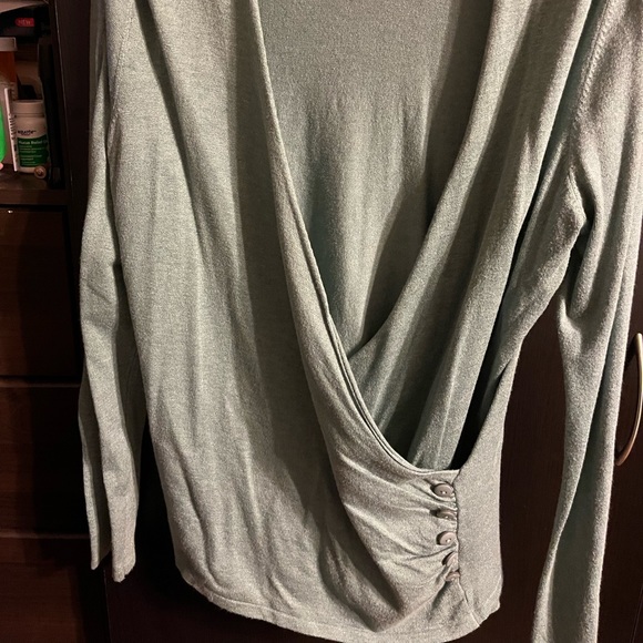 212 Collection Woman’s large light green sweater - Picture 2 of 3